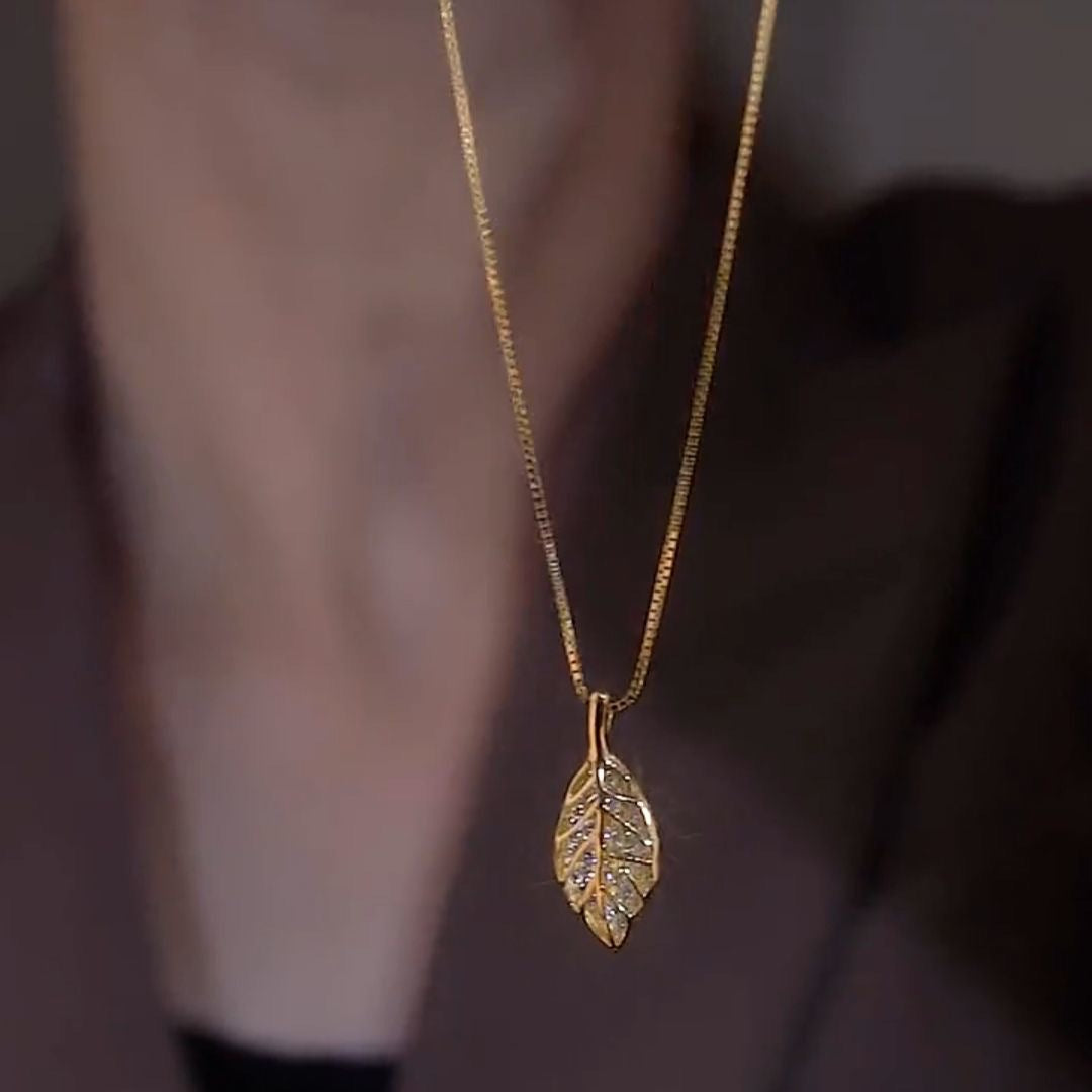 Collana Minimalista Unisex in Acciaio al Titanio a Forma di Foglia con Ciondolo in Rame su Catena Box