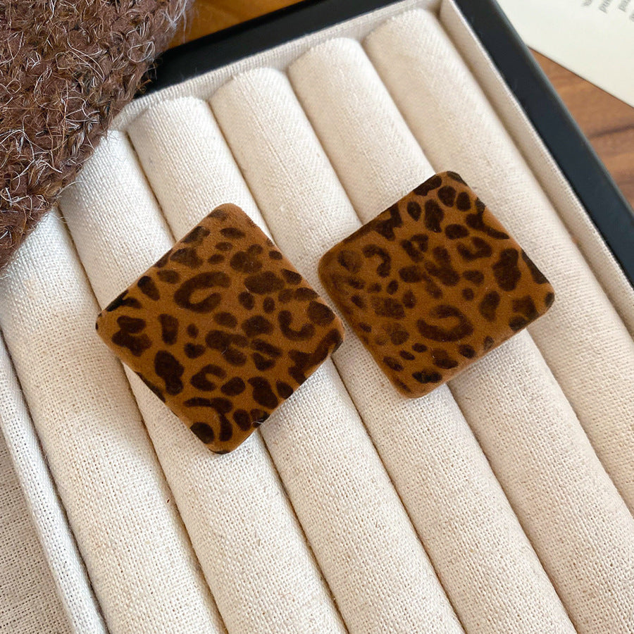 Pendientes de tuerca retro geométricos con diseño de estampado de leopardo con textura de terciopelo para mujer, aleación galvanizada, accesorio de moda minimalista de lujo