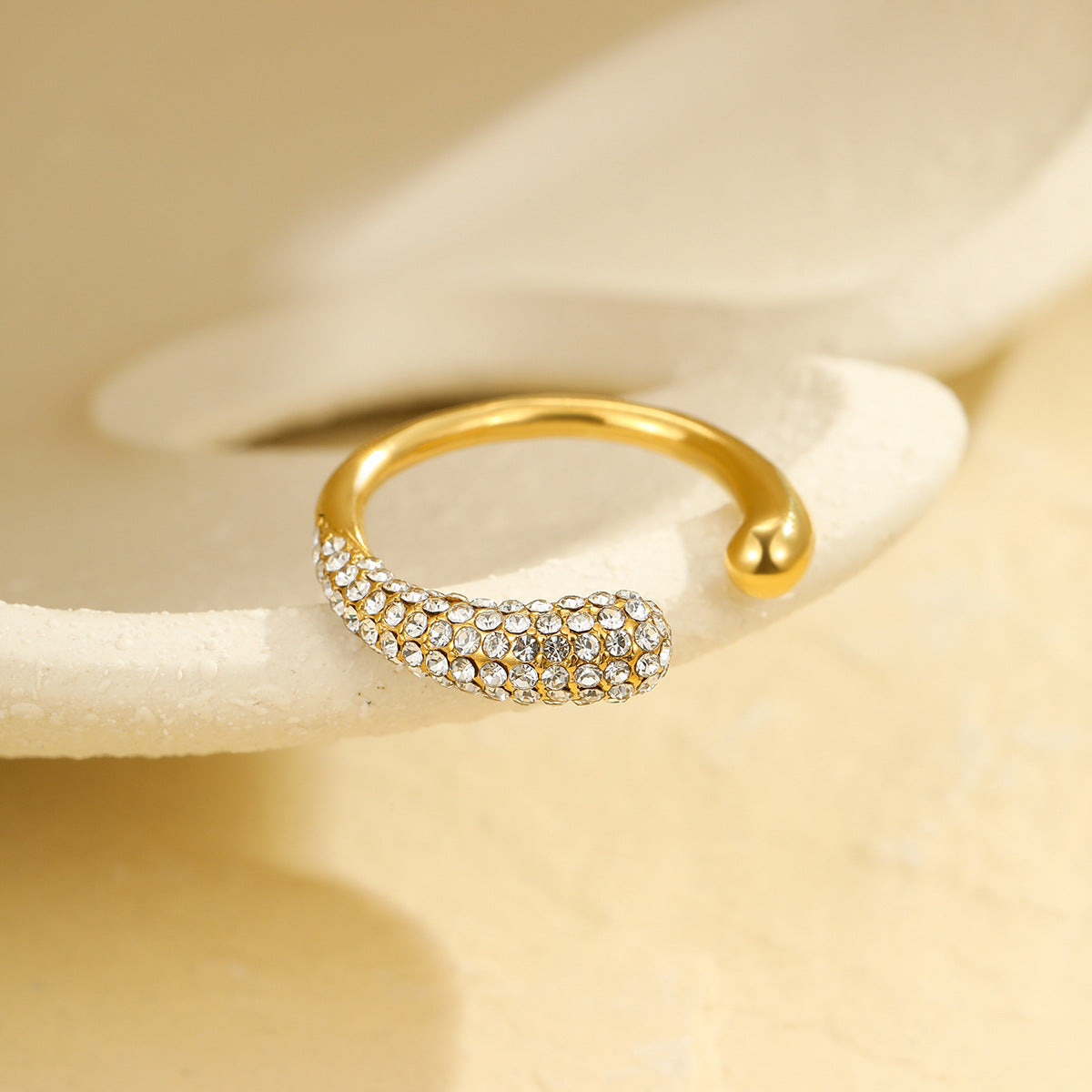 Elegante anillo de acero inoxidable de inspiración francesa con diseño geométrico, incrustaciones de pedrería blanca y banda abierta ajustable para mujer