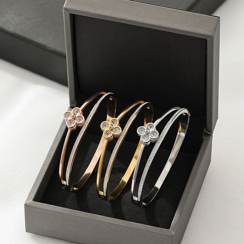 Fashion Minimalist Four-Leaf Clover Titanium Steel Bracelet for Women with Rose Gold Plating