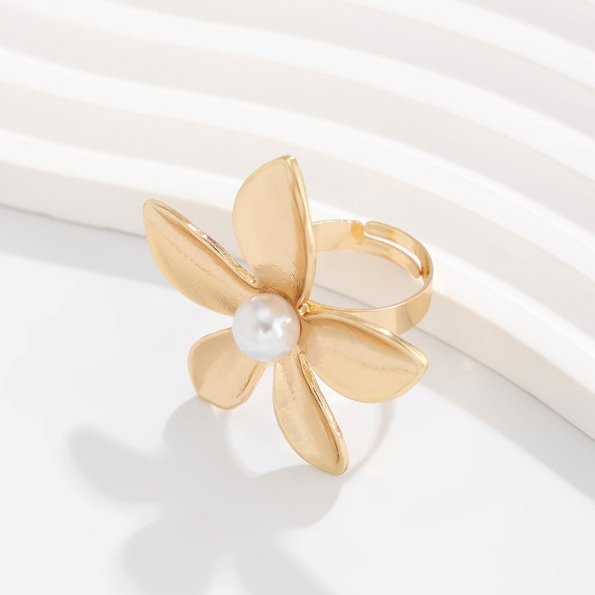 Anello Aperto Minimalista con Fiocco e Motivo Floreale, Fascia in Metallo Elettroplaccato e Dettagli in Perle Imitazione per Donna
