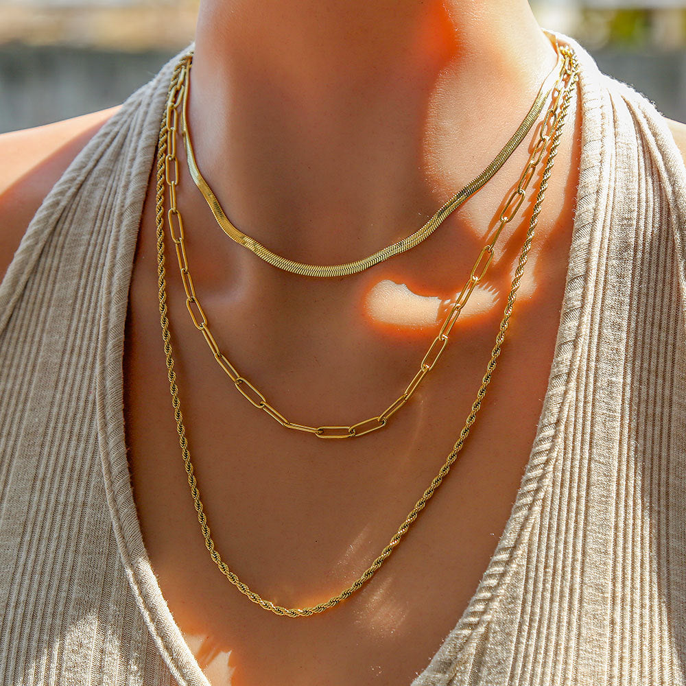 Elegante collar de acero inoxidable con colgante geométrico para mujer con acabado chapado