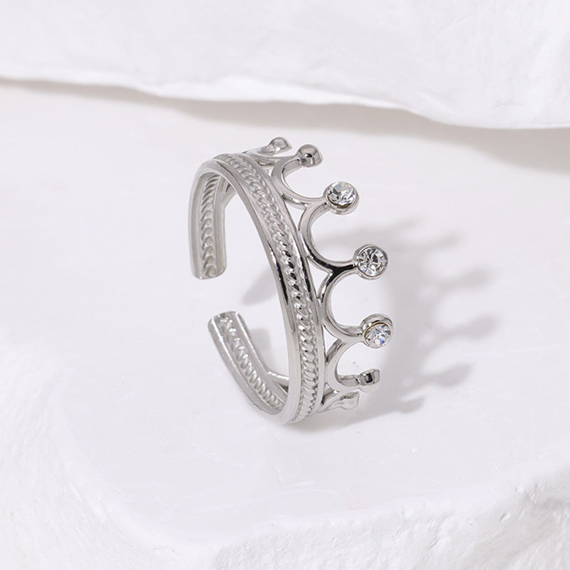 Anillo minimalista de acero inoxidable con baño de oro de 18 quilates en forma de corona para mujer con incrustaciones de diamantes de imitación