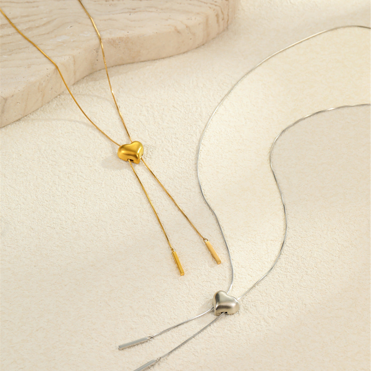Collana Minimalista in Acciaio al Titanio con Cuore e Catena Y Regolabile, Ciondolo in Acciaio Inox Placcato Oro 18K e Dettaglio Nappa