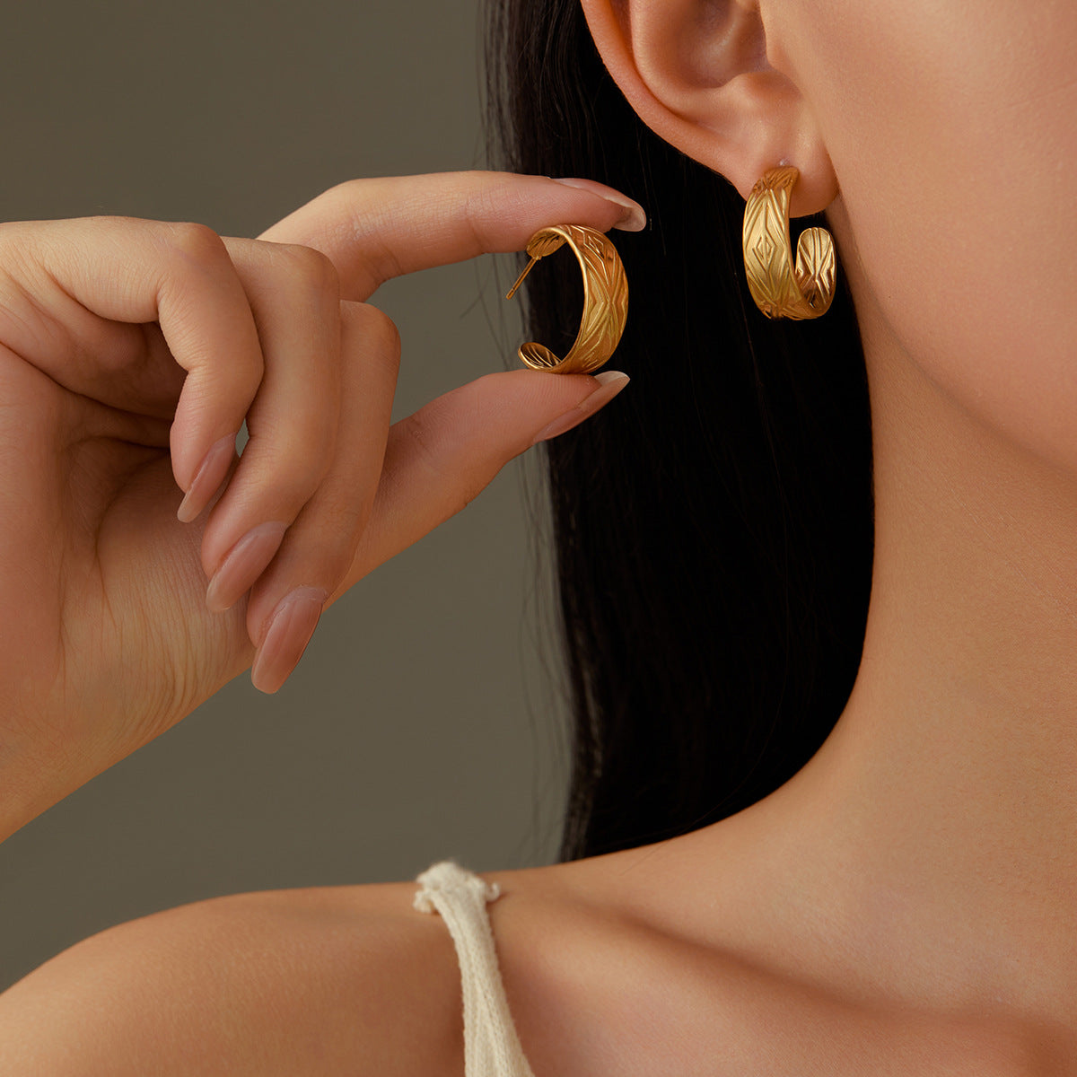 Pendientes de acero inoxidable en forma de C con textura martillada asimétrica geométrica de estilo vintage y acabado chapado