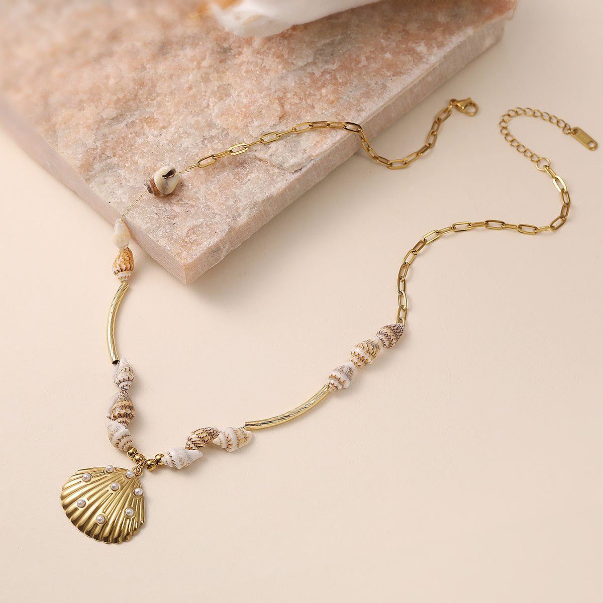 Collana con Ciondolo a Conchiglia Irregolare Minimalista in Acciaio Inossidabile Placcato Oro 18K