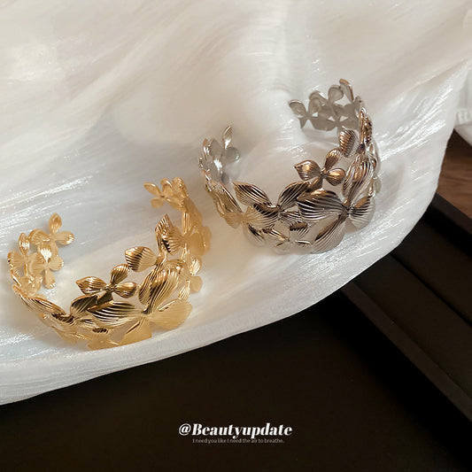 Bracciale a fascia larga con motivo floreale traforato ed elegante per donna, con finitura in metallo placcato, stile alla moda per l'ufficio