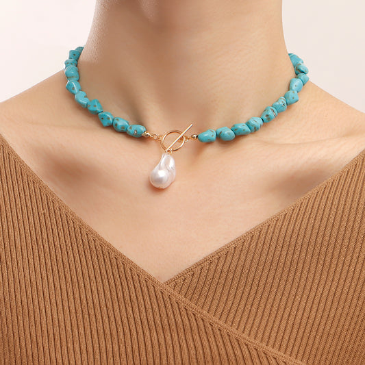 Collar con colgante de turquesa natural irregular y perlas de imitación para mujer con forma geométrica, colgante de aleación, acabado galvanizado, estilo de cadena a la clavícula
