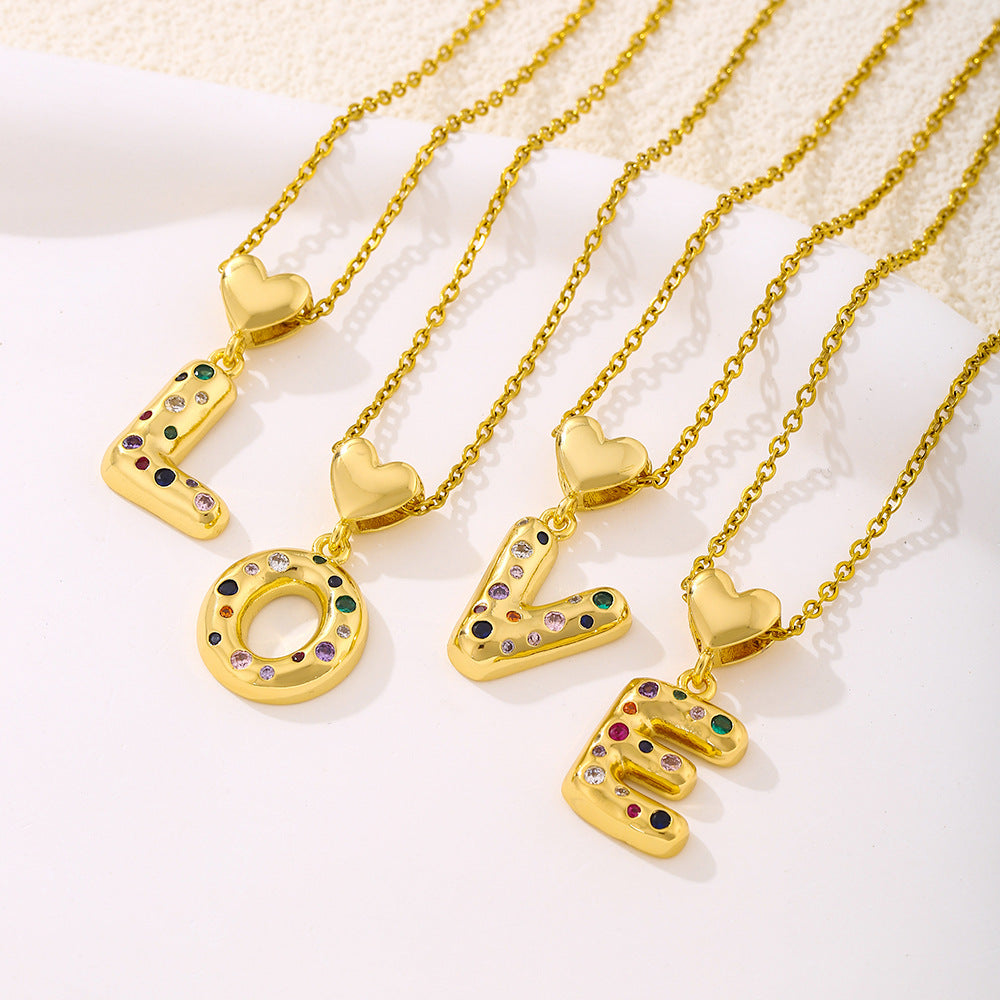 Elegante collana con ciondolo a lettera e cuore da donna in acciaio inossidabile con catena a maglie e dettagli a micro-pavé