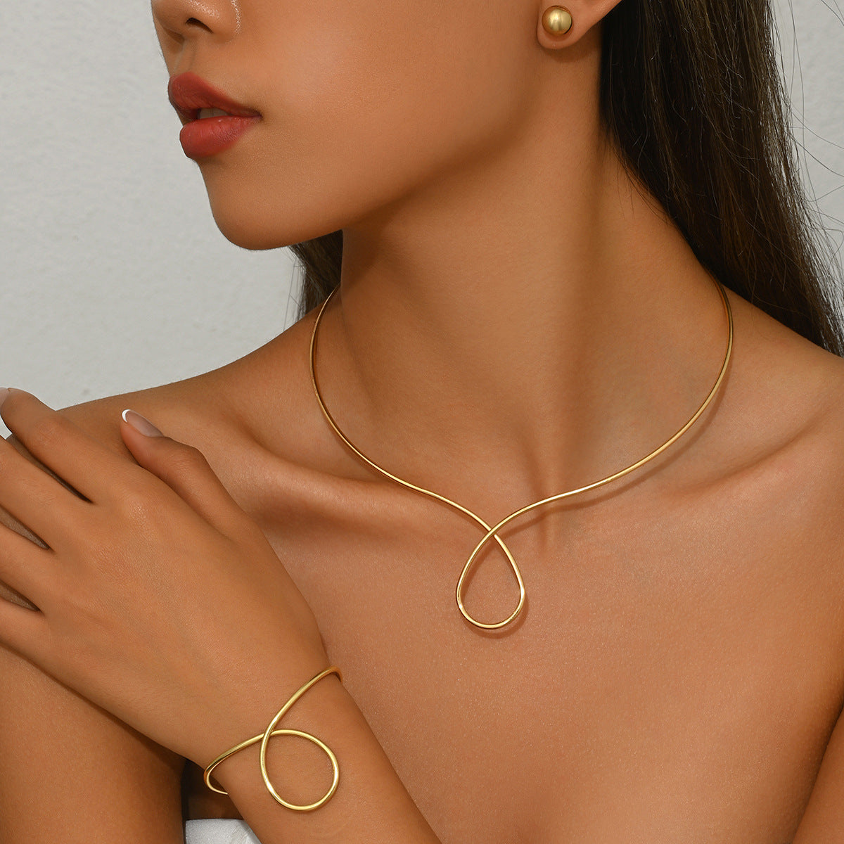 Set minimalist di collana, orecchini e bracciale geometrici in lega con finitura placcata da donna