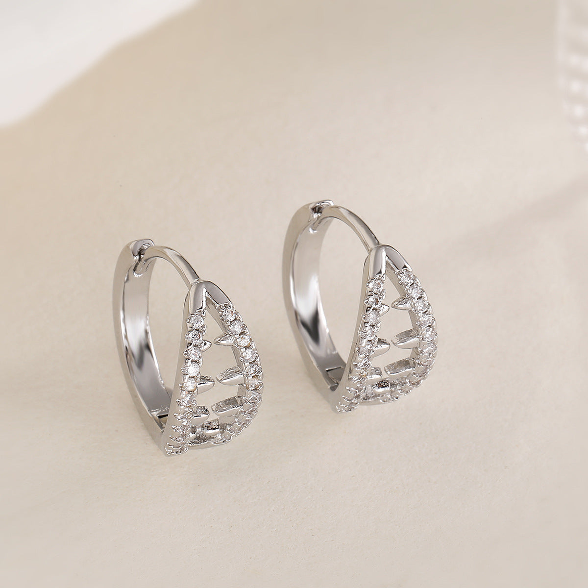 Orecchini da donna minimalisti geometrici vuoti in rame con placcatura in oro 18K e intarsio di zirconi