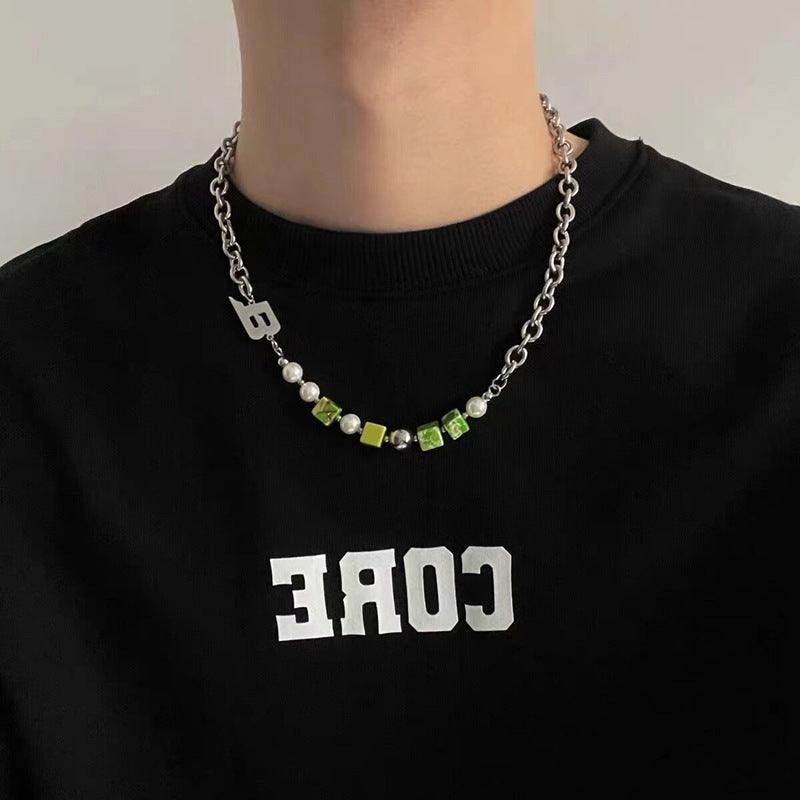 Collana Minimalista Geometrica in Acciaio al Titanio con Finitura Lucida per Uomo e Donna, Catenina Unisex con Ciondolo a Lettera