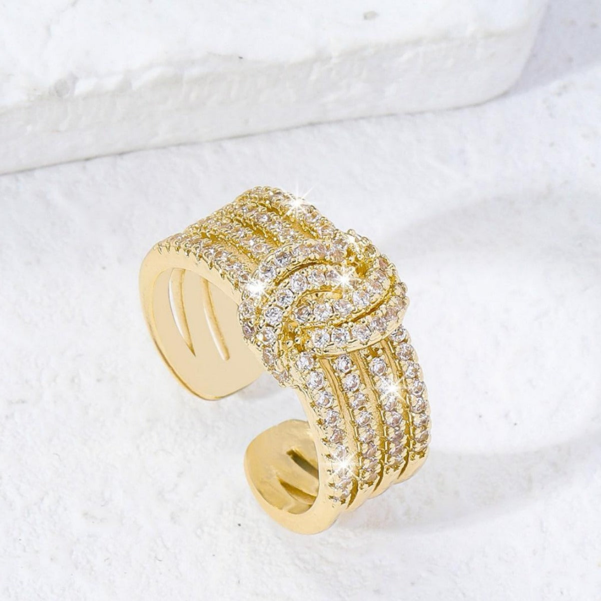 Anello aperto regolabile alla moda da donna con intarsio in zirconi cubici a forma di U geometrica su fascia in rame