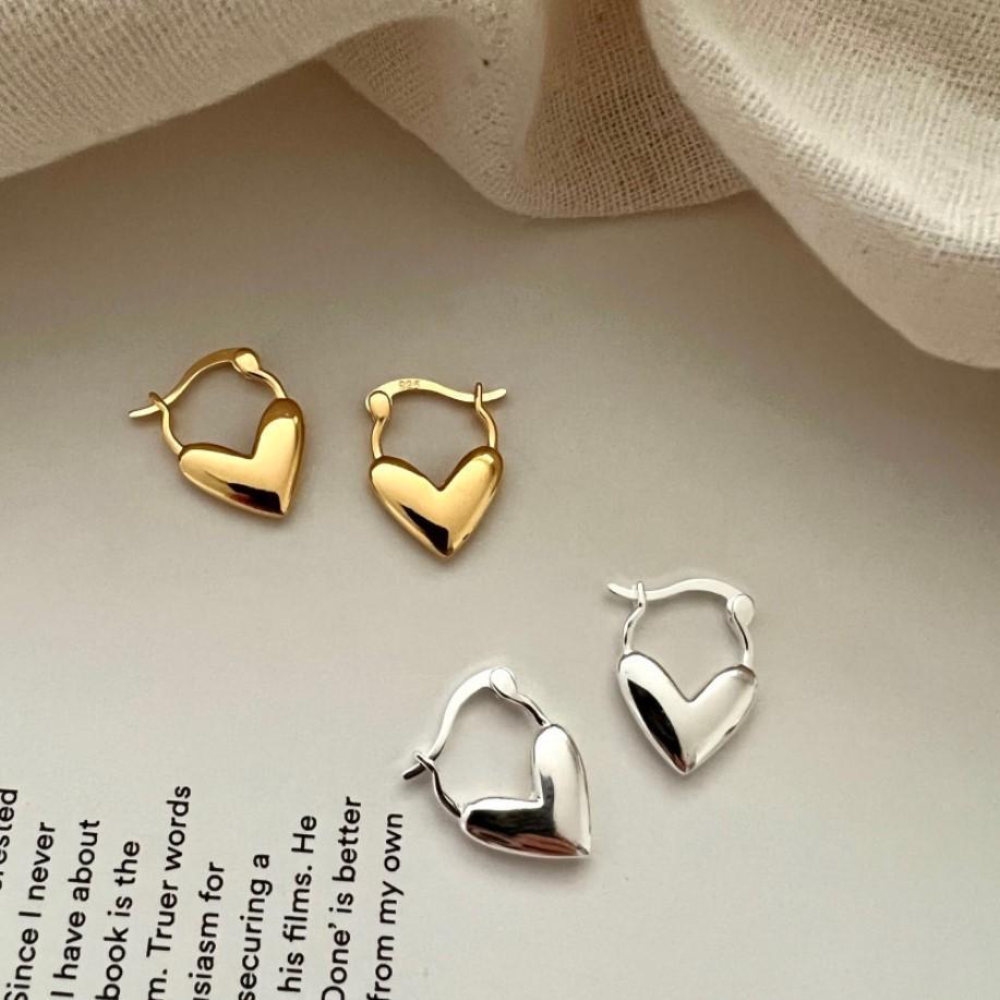 Orecchini a perno da donna minimalisti a forma di cuore in argento sterling 925 con finitura placcata