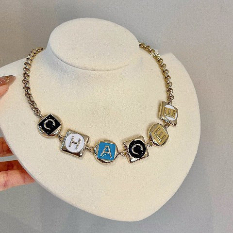 Collana da donna lusso elegante con lettera smaltata in ottone placcato oro