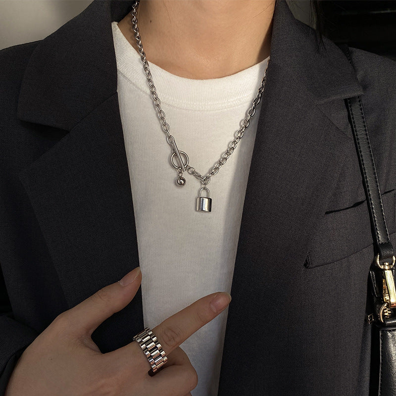 Collar con colgante de candado geométrico de acero de titanio para hombre y mujer con diseño de cadena cruzada