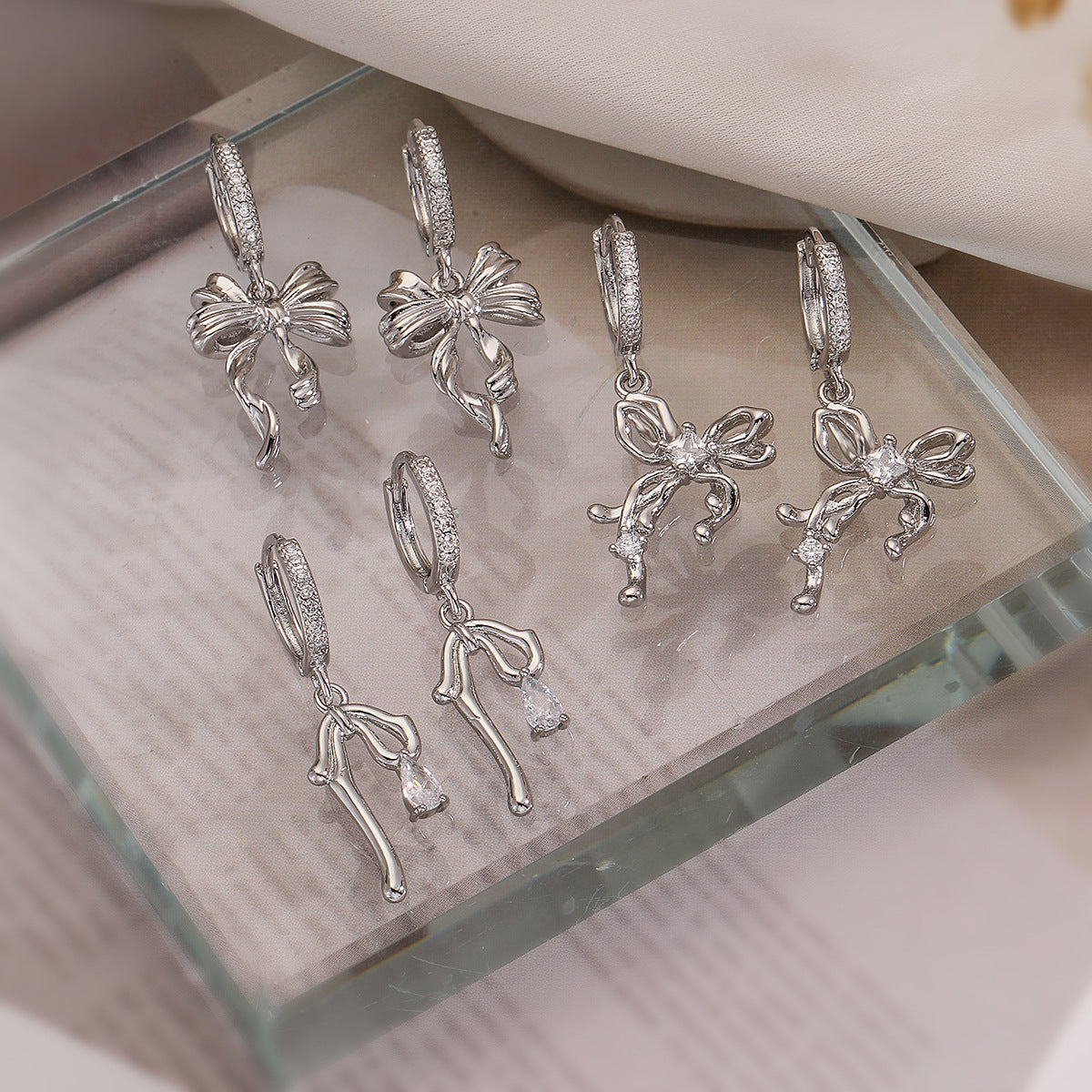 Orecchini pendenti da donna minimalisti in rame a forma di fiocco con placcatura in oro 18K e intarsio in zirconi