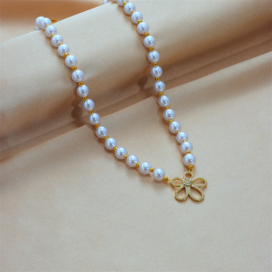 Collana di Perle Floreale Ispirata al Vintage con Dettagli in Strass, Placcatura in Acciaio al Titanio, Catena Intrecciata a Mano per Donne