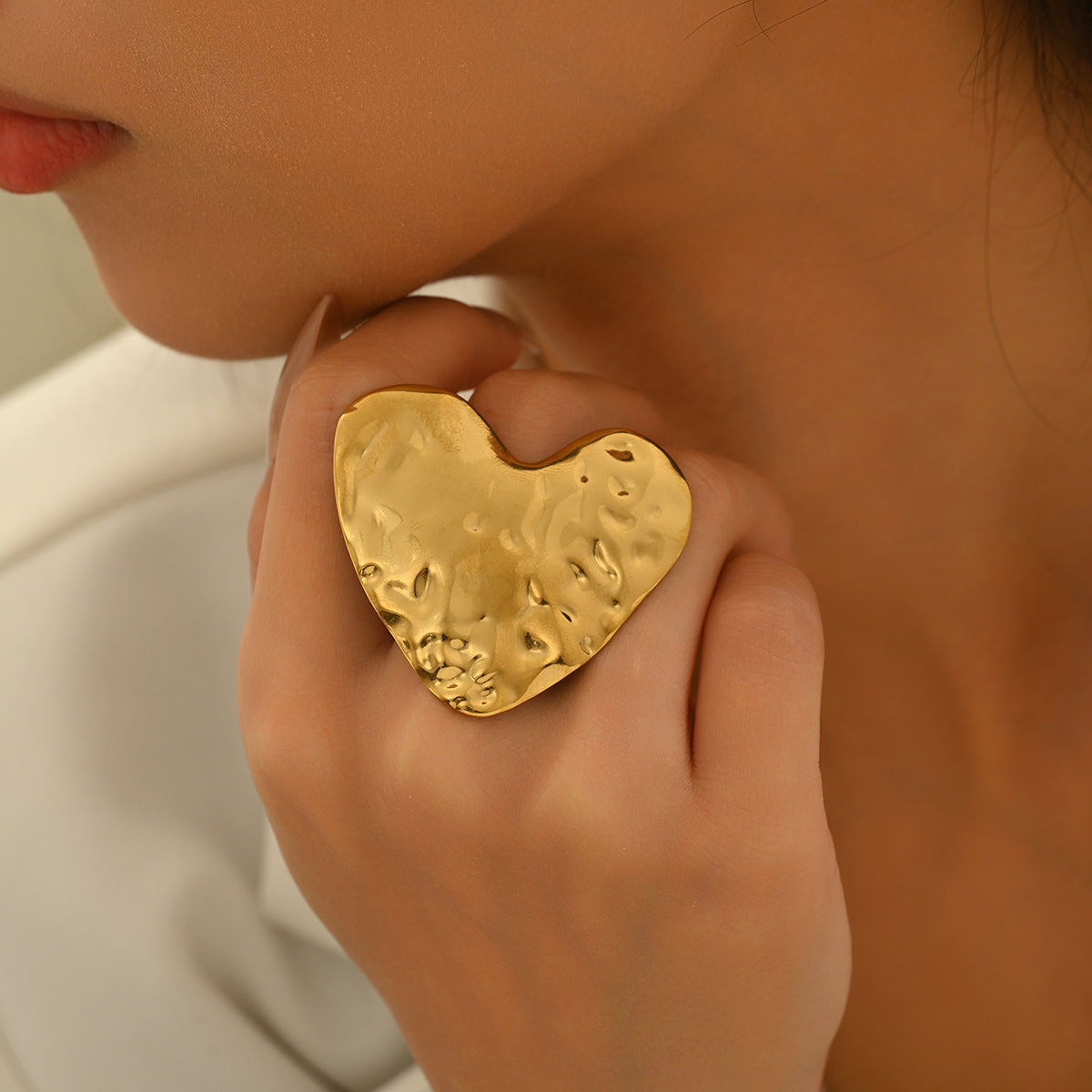 Anillo minimalista de cobre con textura en forma de corazón y banda abierta para mujer