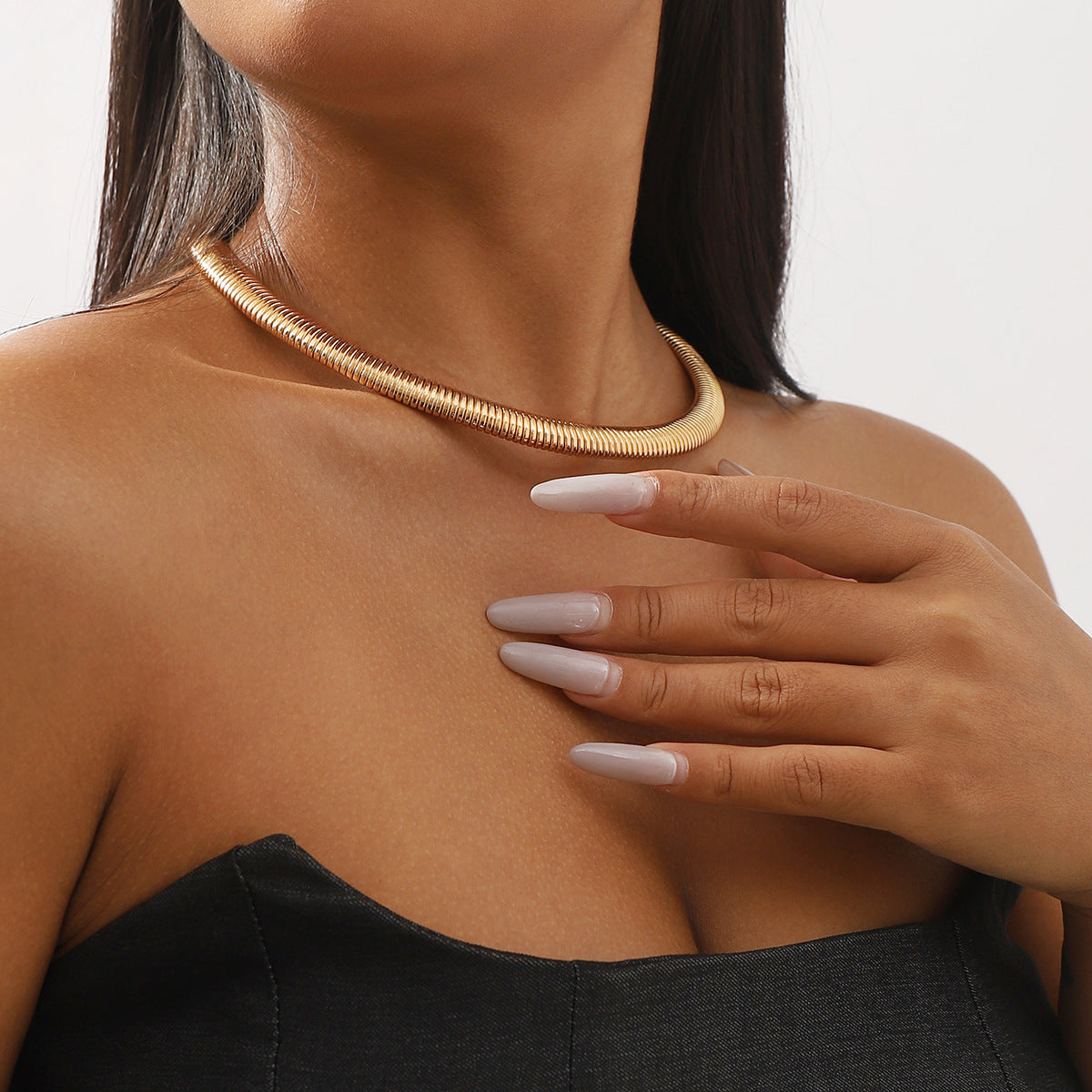 Collana da donna in metallo testurizzato geometrico, dolce e audace, con finitura galvanizzata e design a collare