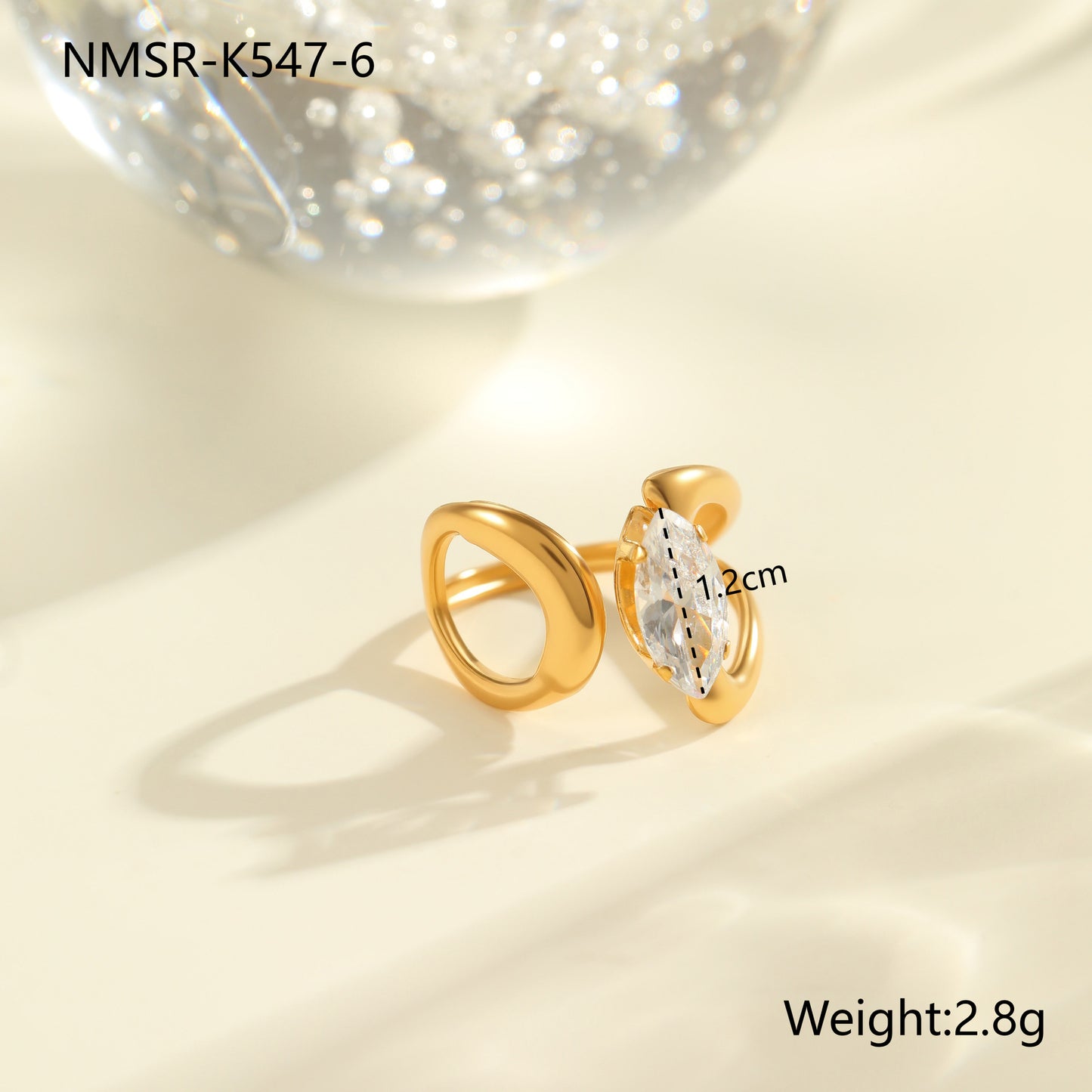 Anillo Minimalista Geométrico de Acero Inoxidable con Baño de Oro de 18K y Detalles de Zirconia para Mujer