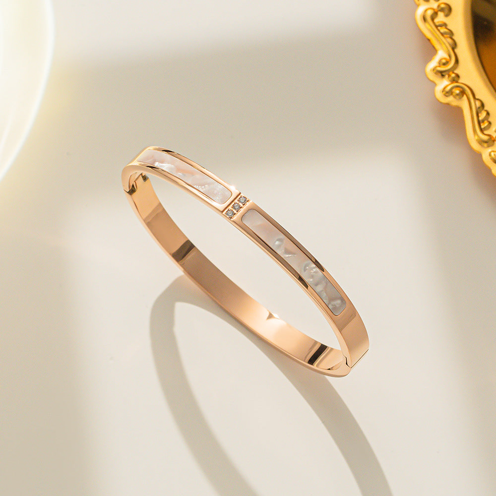 Bracciale Minimalista in Acciaio al Titanio Placcato Oro Rosa con Intarsi in Madreperla Bianca e Tre Strass