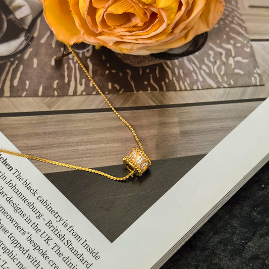 Collar Minimalista con Colgante de Acero de Titanio en Forma de Cintura con Acabado Galvanizado para Mujeres y Hombres, Joyería con Cadena de Eslabones