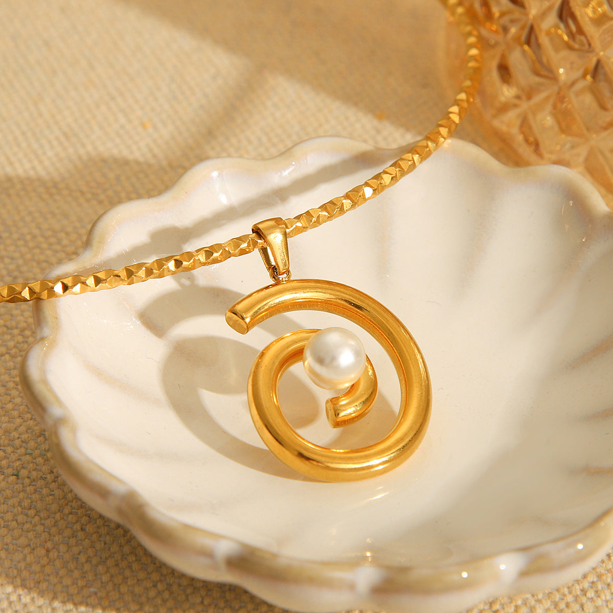 Elegante Choker Aperto in Acciaio Inossidabile Placcato Oro 18K Stile Francese con Pendente di Perle Filettate per Donna