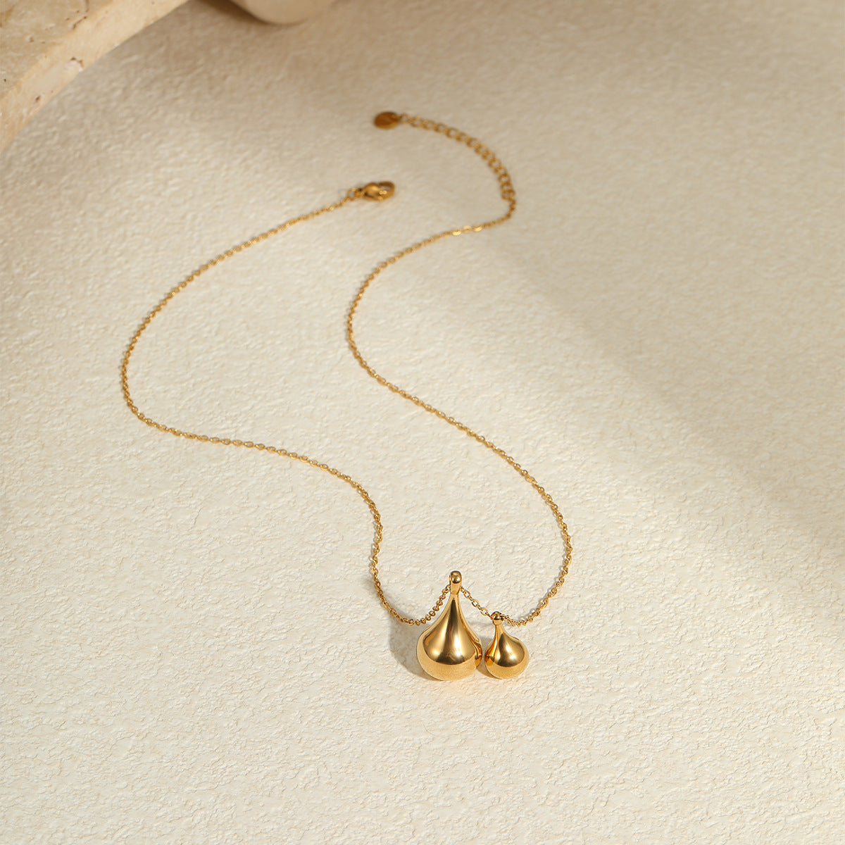 Fashionable Waterdrop-Shaped Stainless Steel Pendant Necklace with Plated Finish for Women, Minimalist Geometric Design, Lightweight Luxe Style