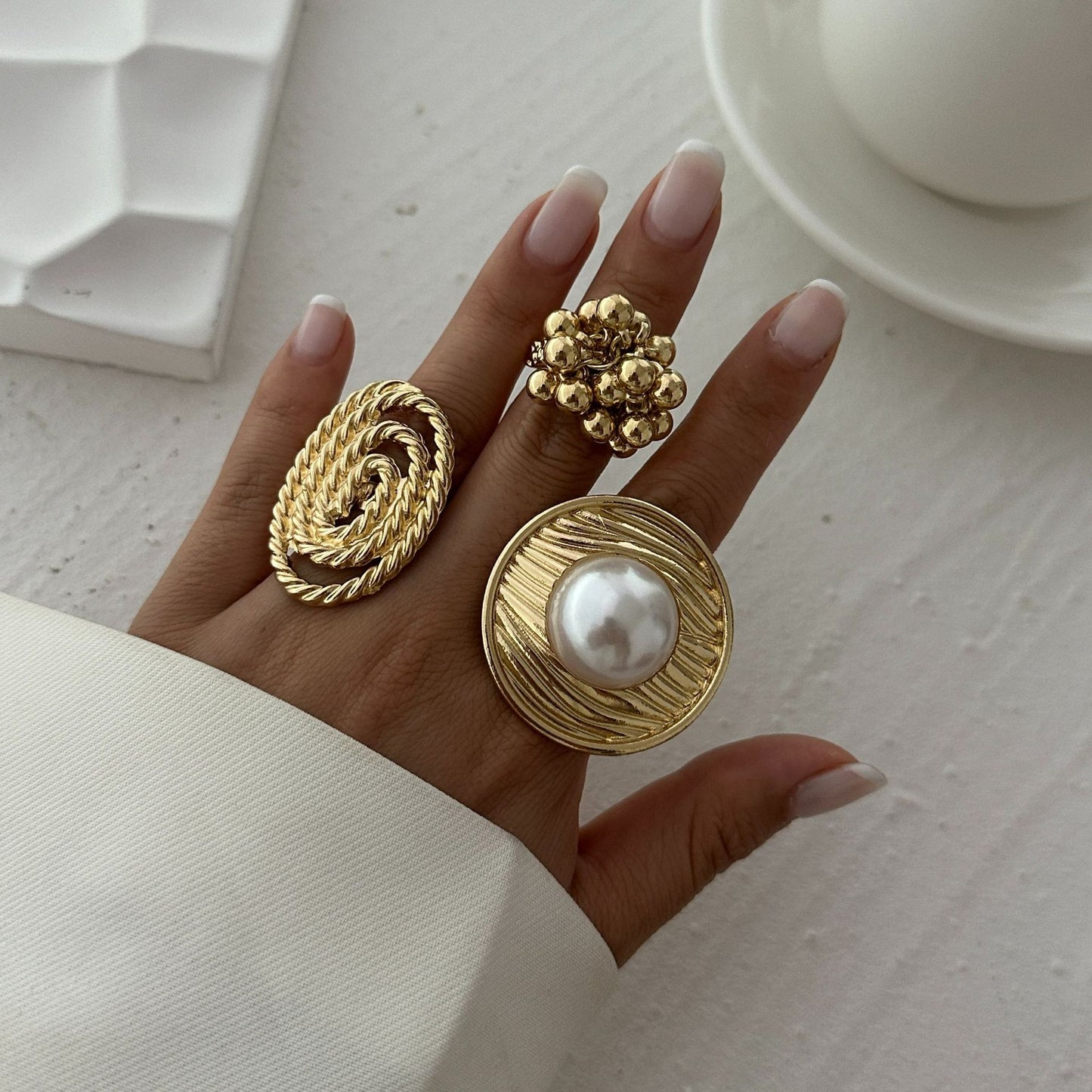 Elegant Geometric Oval Alloy Ring with Wavy Acrylic Pearl Design