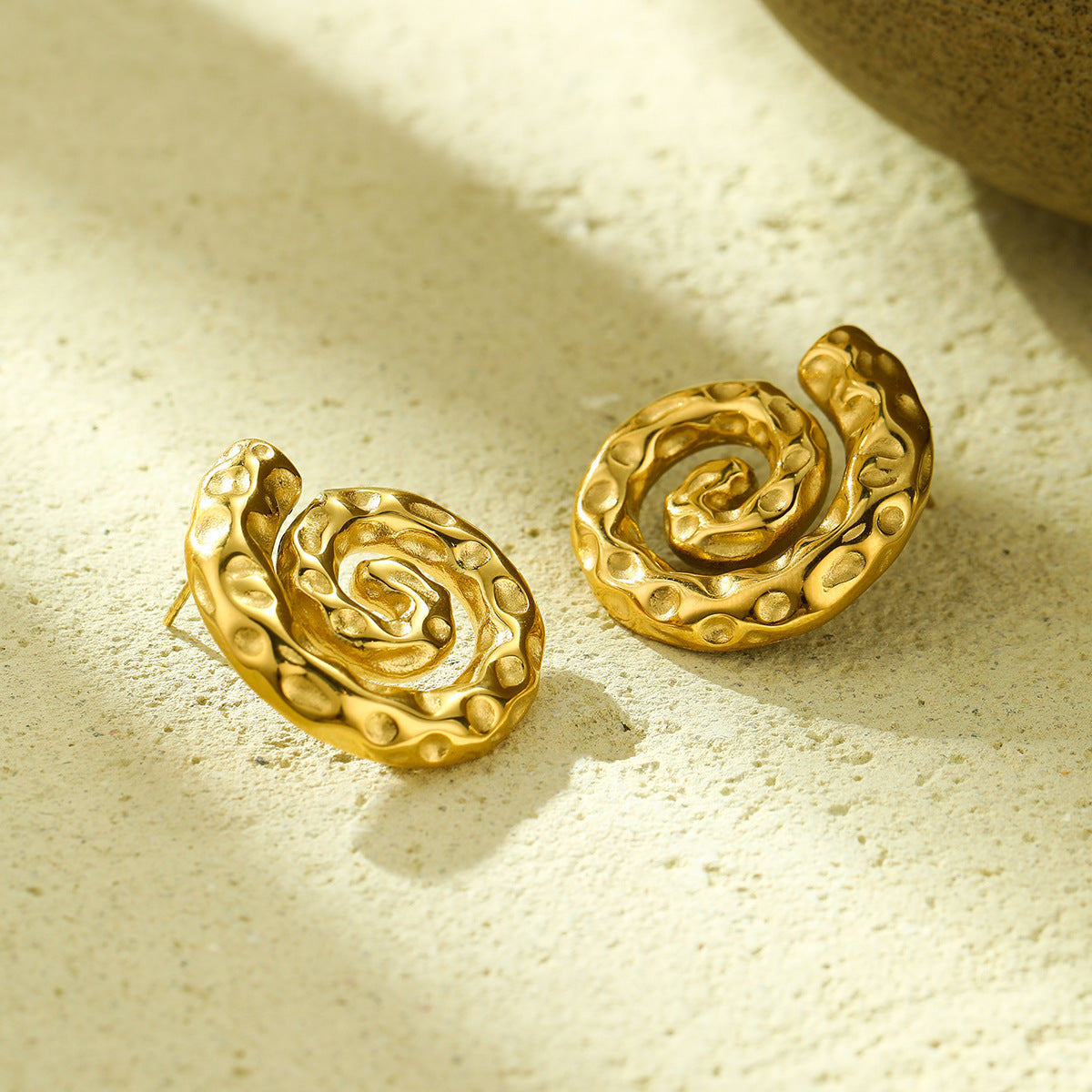 Orecchini a perno da donna alla moda e minimalisti a forma di lumaca, in acciaio al titanio martellato con placcatura in oro 18 carati