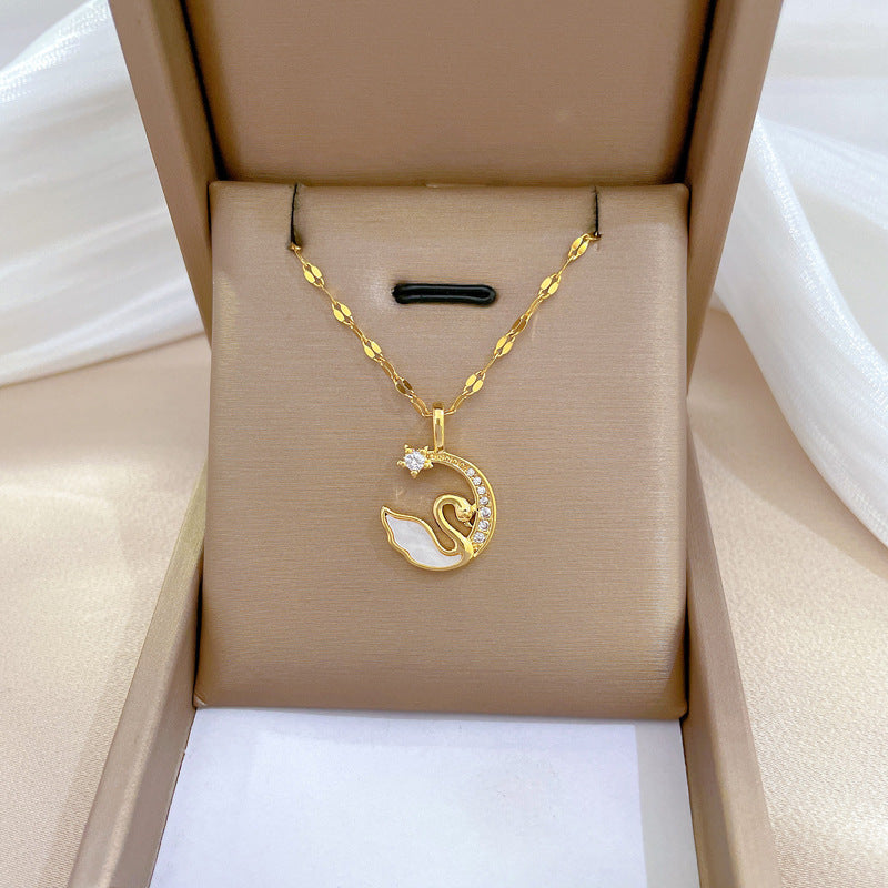 Collana da donna lussuosa e minimalista in acciaio al titanio con luna intarsiata di strass, dolce ciondolo geometrico