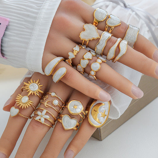 Anillo de mujer vintage redondo geométrico de acero de titanio con incrustaciones de esmalte y baño de oro