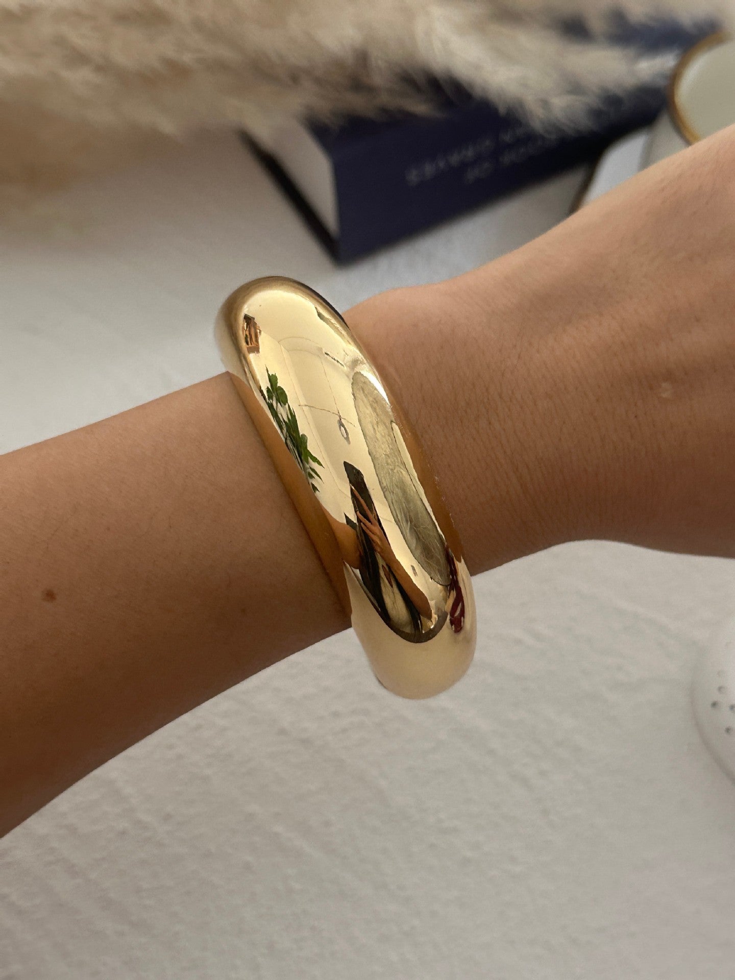 Bracciale rigido in resina testurizzata effetto marmo bohémien vintage con placcatura in oro e intarsi floreali in perle