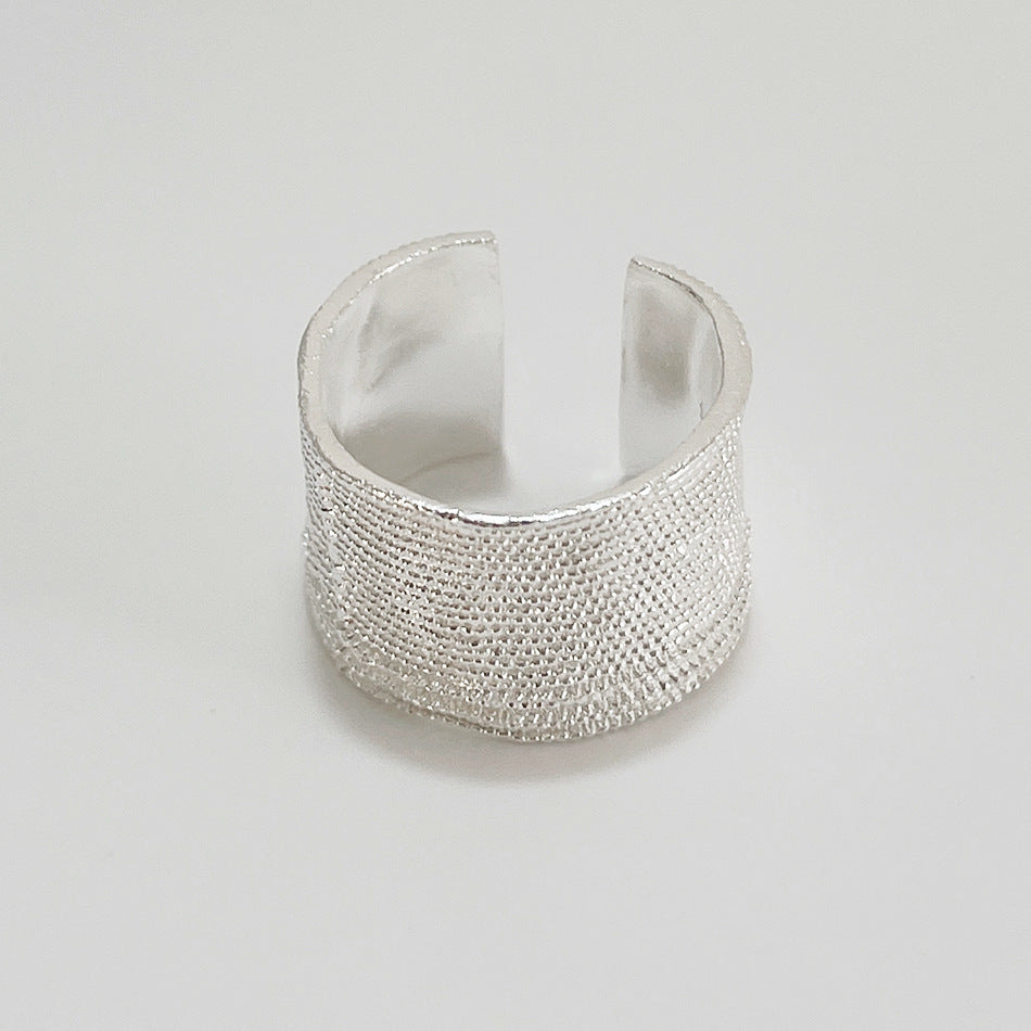 Anillo de plata de ley 925 con textura irregular bohemia y diseño de superficie elevada y hundida para mujer