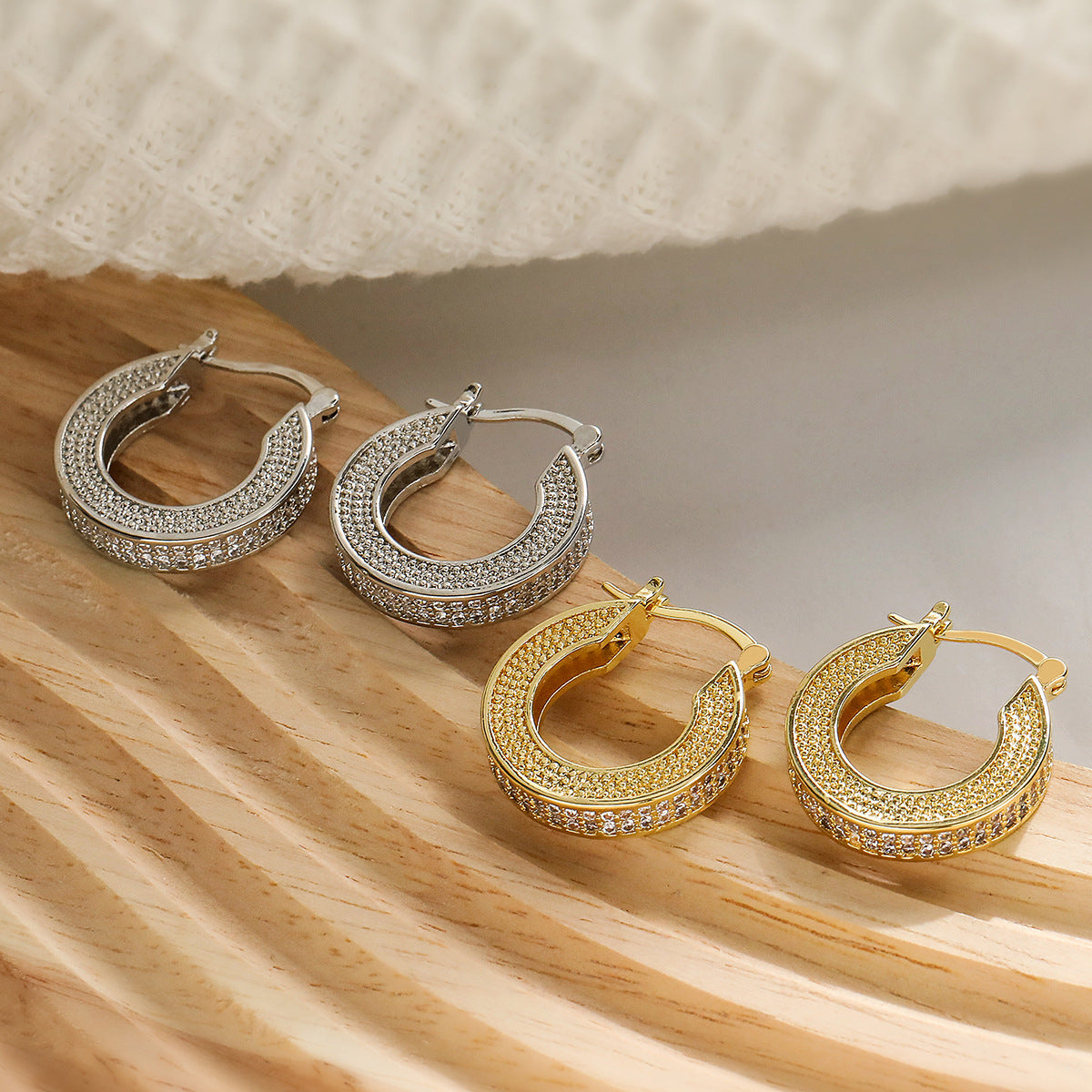 Orecchini geometrici minimalisti in rame con placcatura in oro vero e intarsio di zirconi per donna