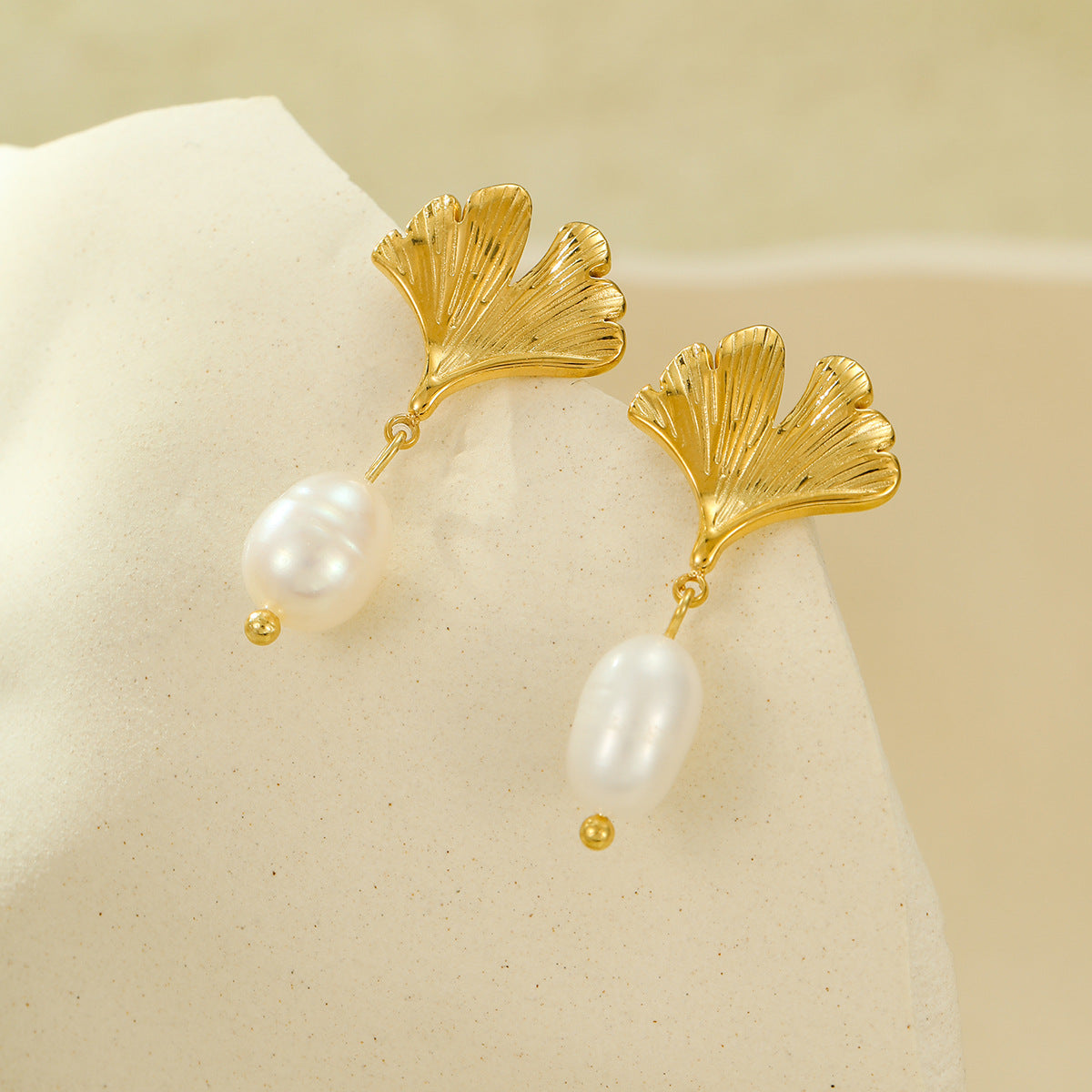 Conjunto de collar con colgante de hoja de ginkgo de moda con pendientes de perlas de agua dulce en acero inoxidable con baño de oro de 18 quilates