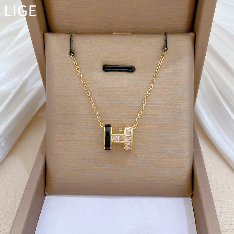 Collana con Ciondolo a Lettera Minimalista in Acciaio al Titanio con Finitura Smaltata e Intarsio di Strass per Donna e Uomo