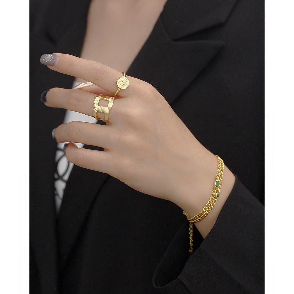 Anello geometrico placcato in argento sterling 925 con texture laminata e dettaglio catena