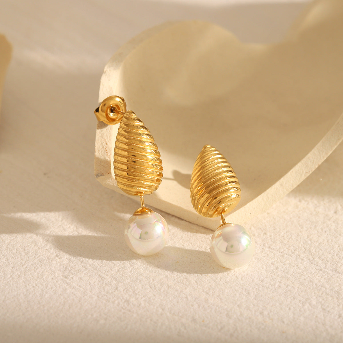 Pendientes minimalistas de acero inoxidable en forma de lágrima con detalles de perlas y chapado en oro de 18K para mujer