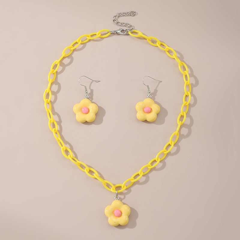 Collar con colgante de lazo acrílico minimalista color caramelo para niños con acabado esmaltado y cadena de cuentas