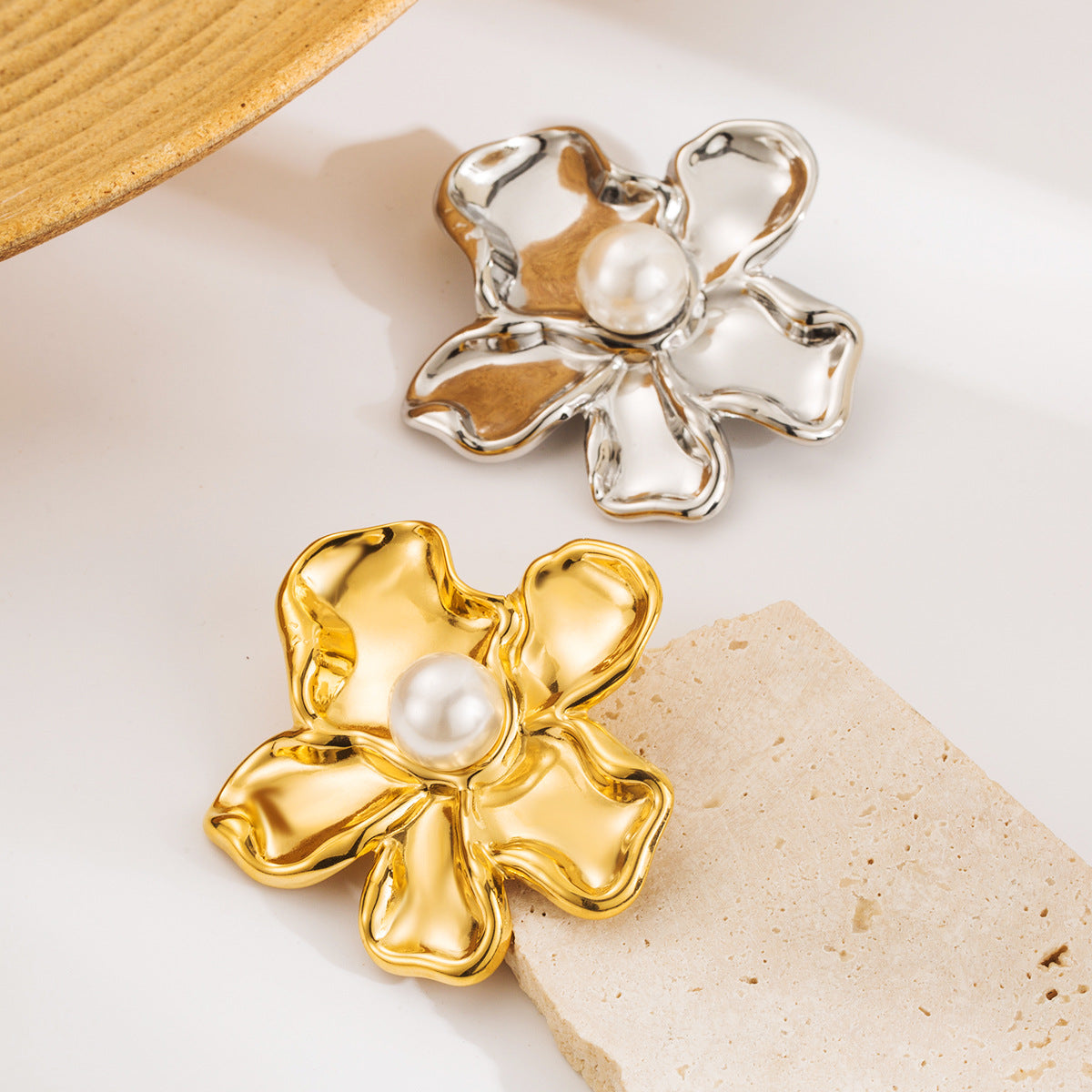 Elegante Spilla Floreale da Donna con Intarsio di Perle in Acciaio Inossidabile Placcato Oro 18K Spilla alla Moda