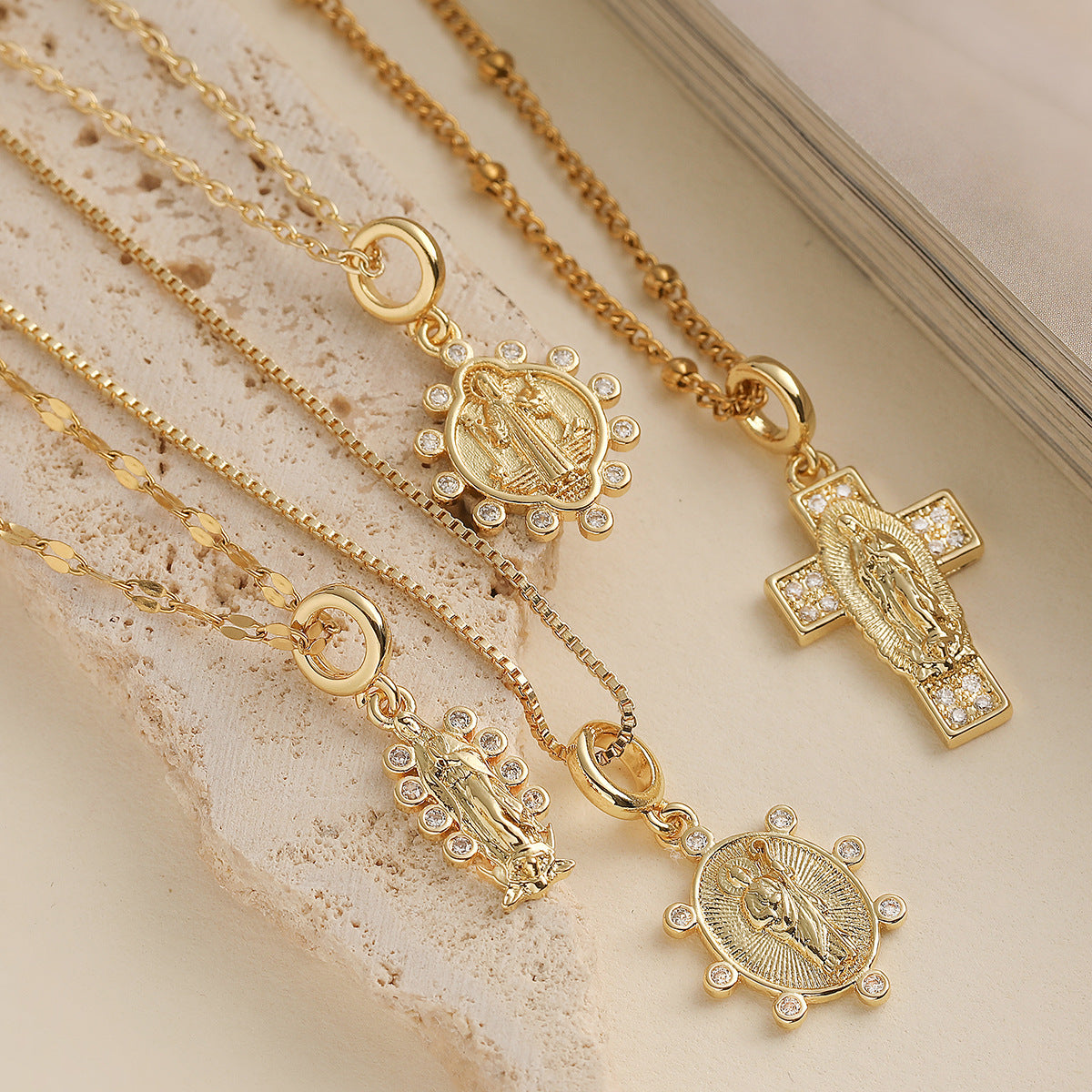 Collana pendente geometrica minimalista da donna in rame con placcatura in oro 18 carati e intarsio di zirconi