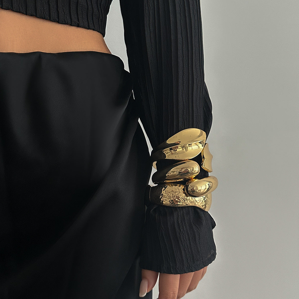 Bracciale rigido a molla vintage oversize da donna in lega con finitura placcata