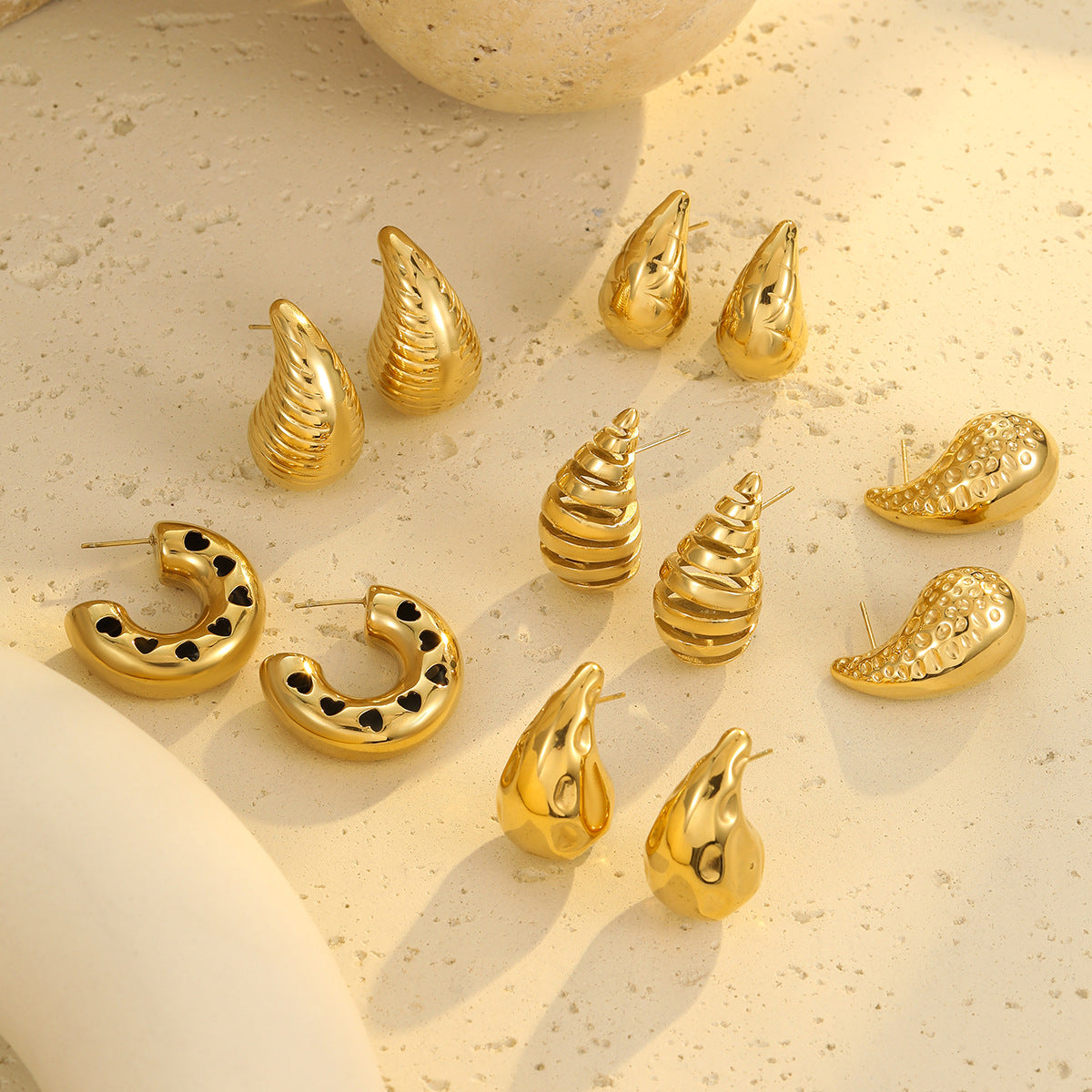 Pendientes de botón de acero inoxidable de estilo vintage con baño de oro de 18 quilates y superficie texturizada en forma de gota de agua