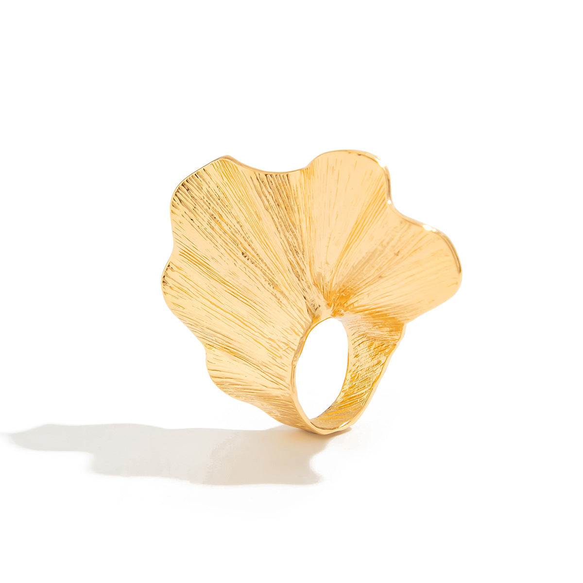 Anillo minimalista asimétrico con forma de hoja de aleación con superficie texturizada y diseño de banda abierta para mujer