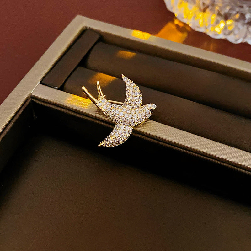 Vintage Style Animal Brooch in Alloy with Gold Plating for Women, Heart and Bowknot Shape, Lightweight Luxury Fashion Accessory