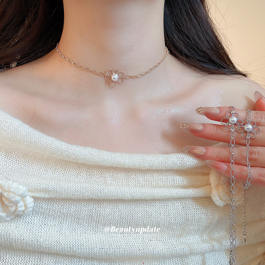 Set di collana e bracciale da donna con perle floreali a traforo minimaliste, pendente in lega e finitura placcata