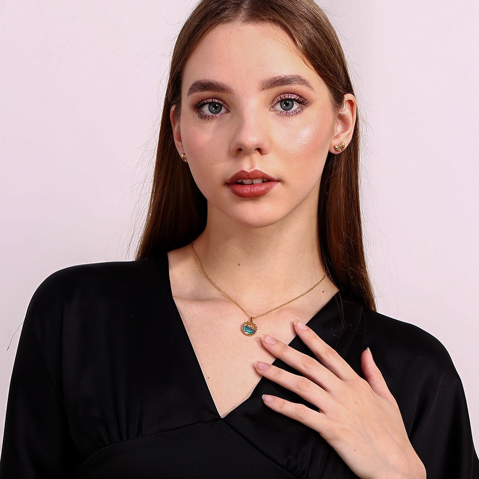 Collar con colgante minimalista de titanio con forma de ballena y baño de oro de 18 quilates para mujer