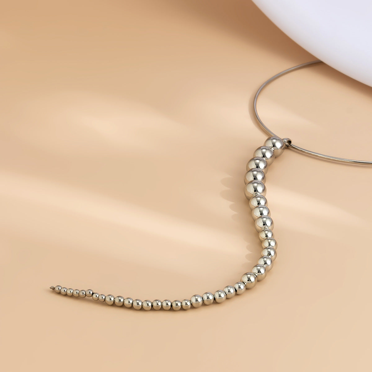 Collar estilo punk de plástico geométrico con colgante de cuentas lisas para mujer